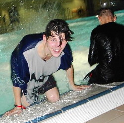 T-shirt in Swimmingpool at poolparty